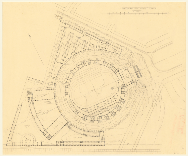 Schwarz-weißer Architekturplan einer Stadionfläche mit umliegenden Gebäuden und handgeschriebenen Textanmerkungen.