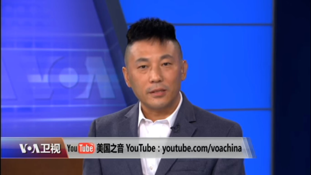 Mann im Anzug und Krawatte auf einem TV-Bildschirm mit blauem Hintergrund, identifiziert als chinesischer Nachrichtensprecher durch den Text unten.