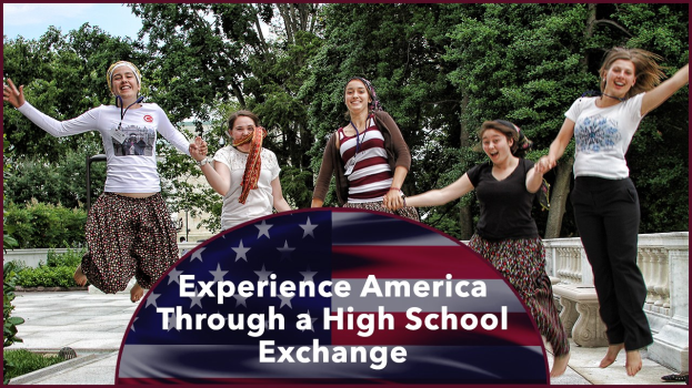 Gruppe von Frauen, die draußen lachend in die Luft springen, umgeben von Grün und einem klaren blauen Himmel, mit Text unten: "Erlebe Amerika durch einen High School Austausch."