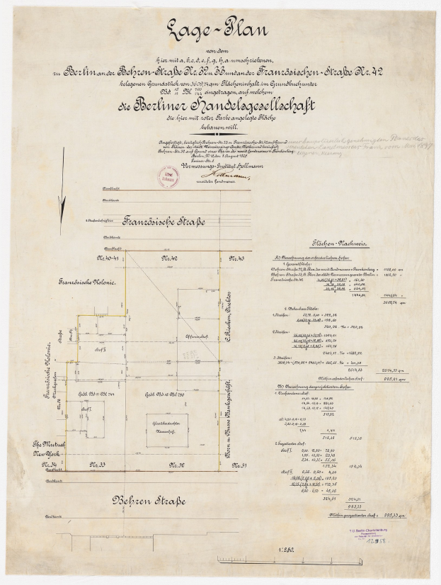 Alter Dokument mit einer handgezeichneten Architekturplan mit der Überschrift "Berliner Handelagellachaft", mit Text und einem Stempel im linken Rand.