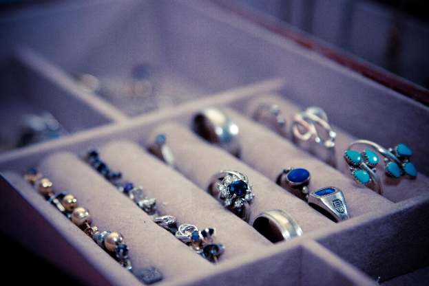 Eine Auswahl an Schmuck und Ringen.