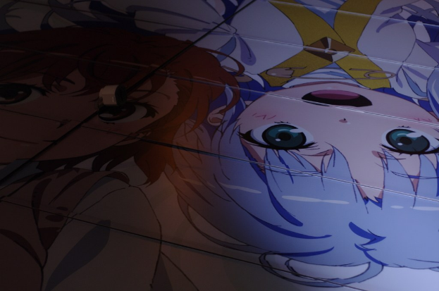 Zwei Anime-Charaktere, einer links und einer rechts, sind im Vordergrund.