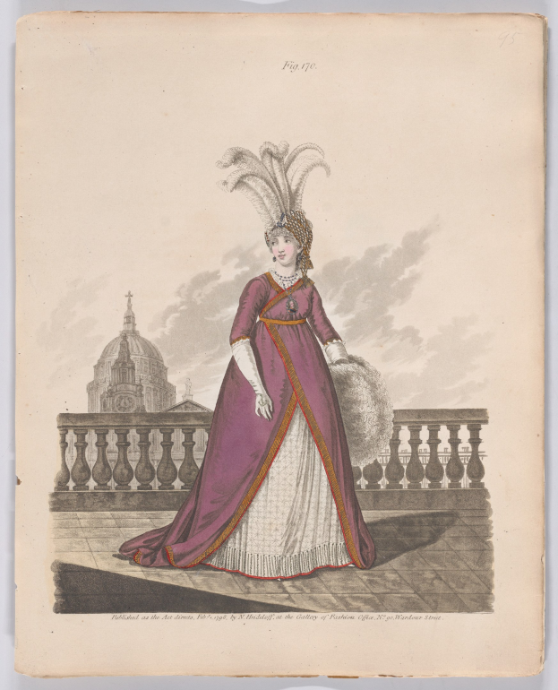 Frau in einem purpurweißen Kleid mit Federn auf dem Kopf, die vor einem Geländer mit einem Gebäude und Wolken im Hintergrund steht, beschriftet mit 'Fashion of New York, New York Street, 1790'.