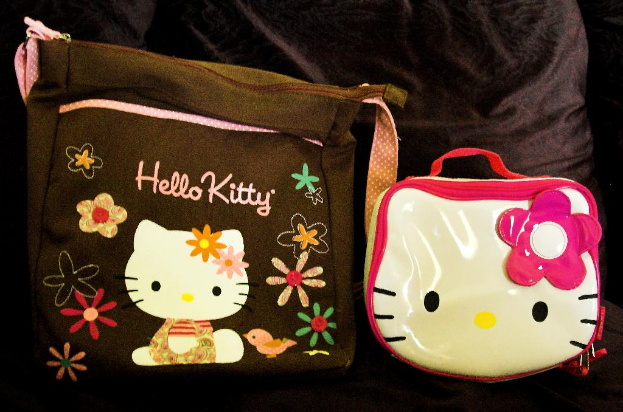 Ein Tuch mit mehreren Taschen darauf, jeweils mit Text und Kunstwerken verziert.