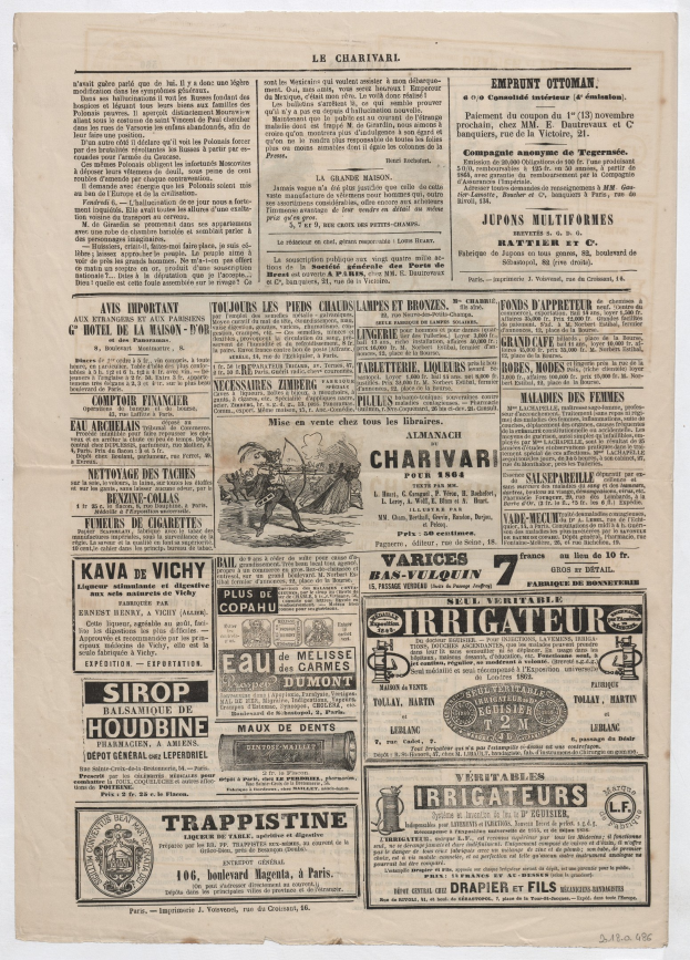 Alte Zeitung mit verschiedenen Anzeigen mit Text und Bildern.