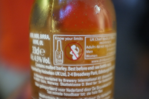 Eine Flasche mit Text, der in der Mitte des Bildes positioniert ist.