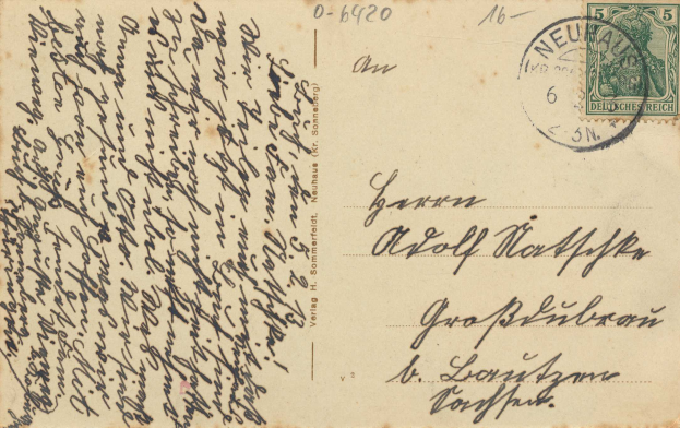 Eine alte Postkarte mit einer Briefmarke, adressiert von Deutschland nach Deutschland, mit dem Text und den Zahlen "0-6920".