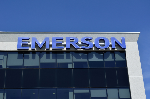 Emerson-Logo an einer Gebäudefassade mit dem Text '1,5 Milliarden US-Dollar Investition in den USA'.