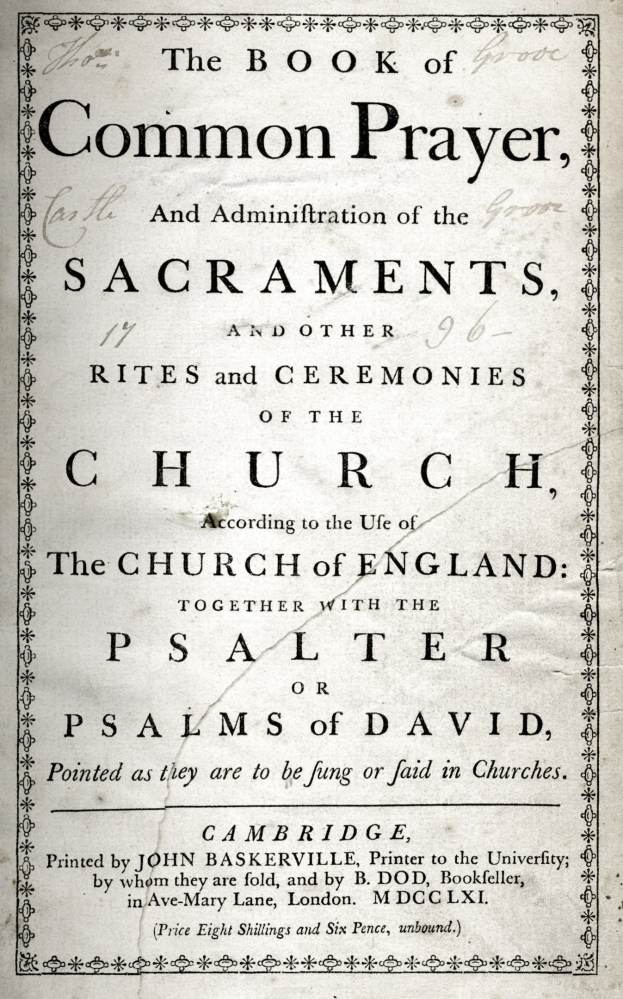 Altes Buch mit dem Titel "The Book of Common Prayer and Administration of the Sacraments, Rites and Ceremonies of the Church of England" aufgeschlagen auf einer Seite mit schwarzer Tinte