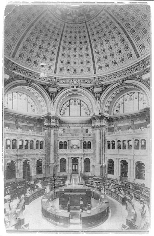 Innenraum der Bibliothek des Kongresses in Washington, DC, dargestellt in einem alten Schwarz-Weiß-Foto mit Tischen, Stühlen, Säulen, Bögen, Fenstern und einer Decke, mit einigen Menschen.