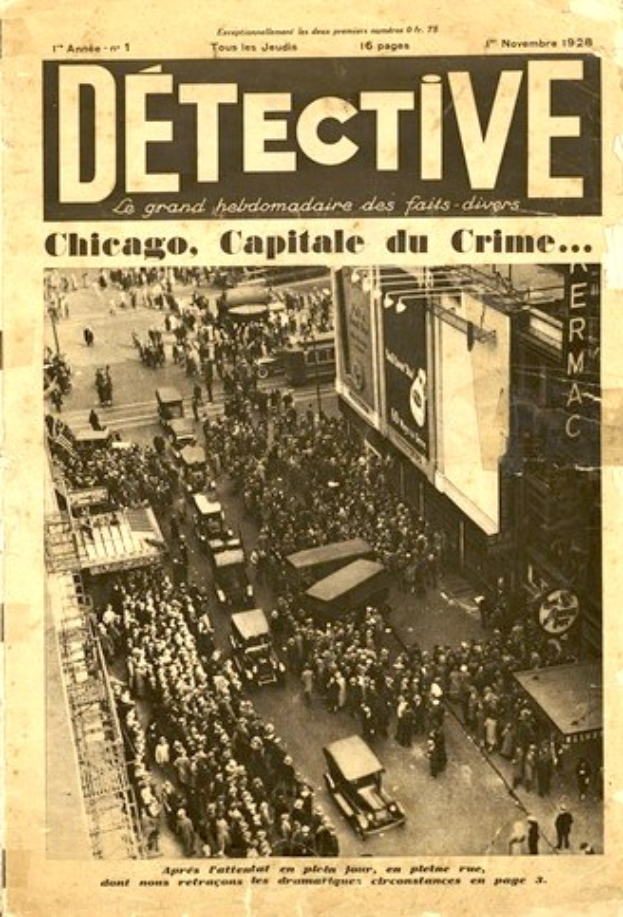 Schwarz-weiß-Fotografie einer alten Zeitung mit der Schlagzeile "Detective, Chicago, Capital du Crime", die ein Bild einer Menschenmenge, Fahrzeuge und Gebäude zeigt.