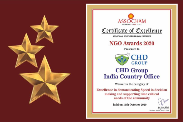 Auszeichnung für den NGO Award 2020 mit drei Sternen links und rechts daneben der Text 'Chd Group India Country Office' und einem Schild-Logo mit einem zentralen Stern und einem Lorbeerkranz.