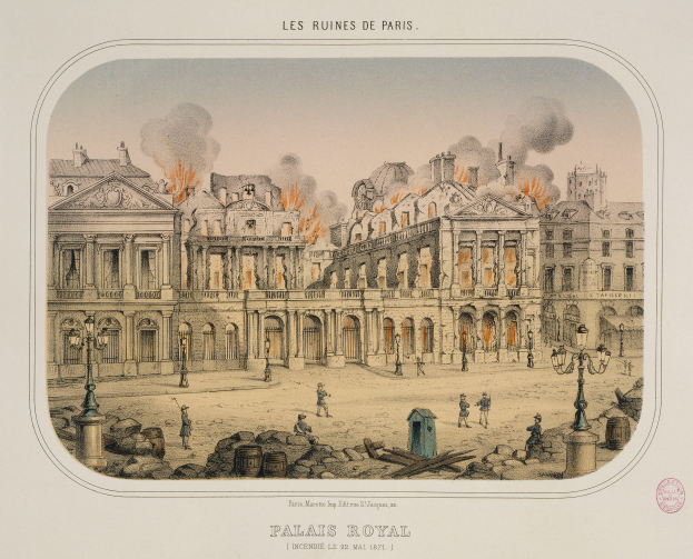 Die Ruinen des Palais Royal in Paris, Frankreich, sind von Flammen umgeben und rauchender Qualm steigt in den Himmel, während Menschen um das Gebiet herumgehen, das von Laternen beleuchtet wird, und französischer Text am unteren Bildrand zu sehen ist.