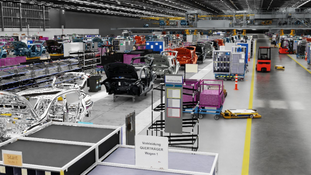 Eine große Volkswagen-Fabrik-Montageband mit zahlreichen Autos in der Produktion, metallischen Strukturen an den Seiten, einer Wand im Hintergrund und an der Decke angebrachten Lampen.