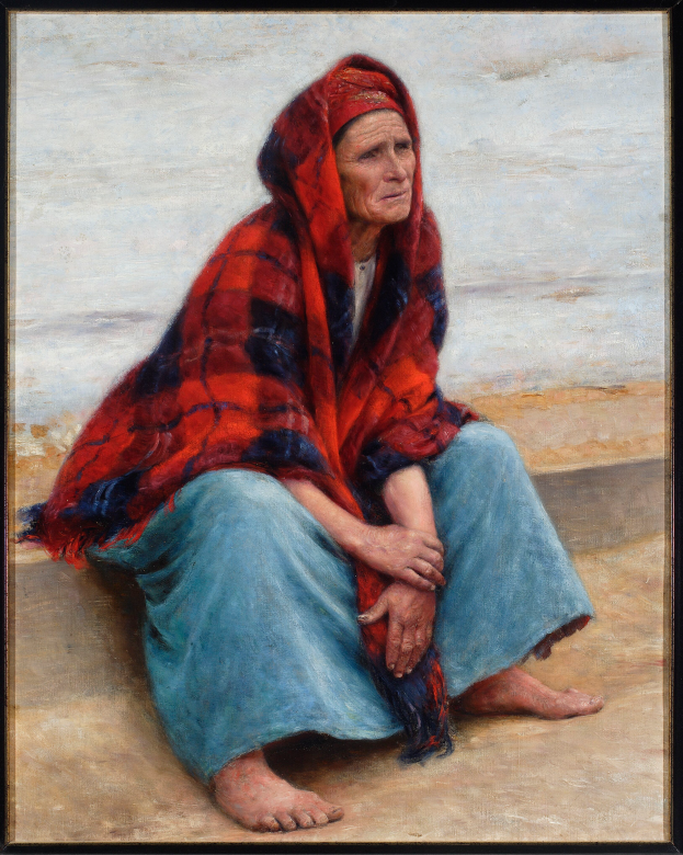 Eine alte Frau sitzt am Strand bei Sonnenuntergang, trägt ein helles Kleid mit einem Dutt, hat die Augen geschlossen und die Hände im Schoß, alles innerhalb eines Foto Rahmens.