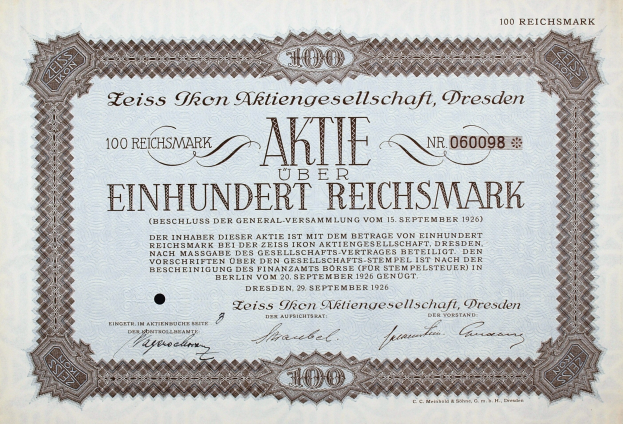 Altes deutsches Aktienzertifikat über 100 Reichsmärker mit schwarzem Rand und deutschem Text.