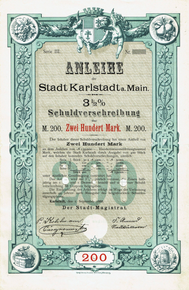 Schwarz-weiß-Bild eines alten Aktienzertifikats mit dem Porträt eines Mannes und bedrucktem Text sowie numerischen Werten, die den Aktienbesitz oder die Wertangabe angeben.