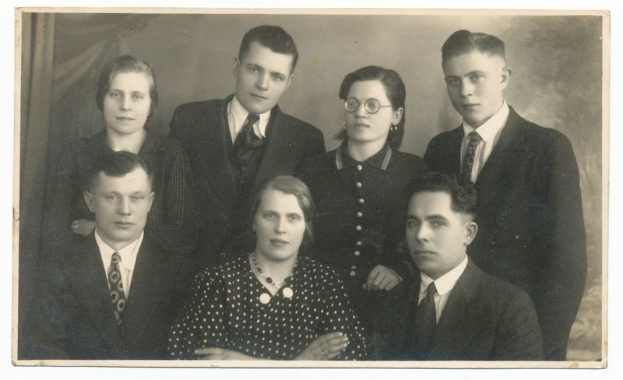 Ein Schwarz-Weiß-Foto einer Familie in festlicher Kleidung