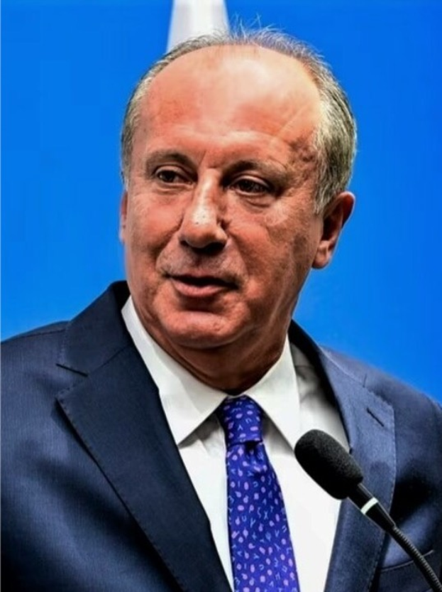 Ein Mann in einem blauen Blazer, weißem Hemd und blauer Krawatte spricht in ein Mikrofon vor einem blauen Hintergrund, identifiziert als Premierminister des Vereinigten Königreichs durch den Text am unteren Rand des Bildes.