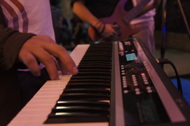 Eine Person spielt ein Casio-Keyboard.