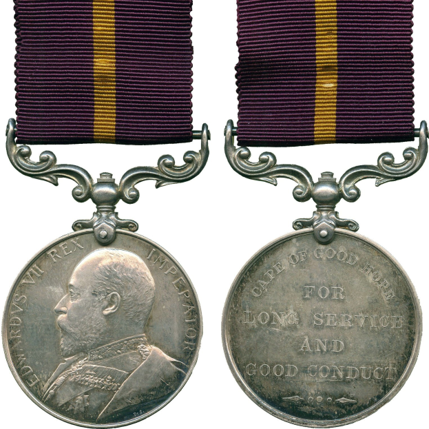 Silberne Medaille mit lila und gelbem Band, linksseitiges Porträt und rechtsseitiger Text 'Long Service and Good Conduct'.