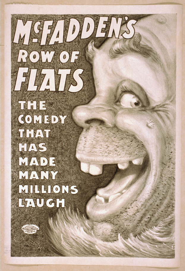 Ein Plakat mit einer Person mit breitem Grinsen, wilden Haaren und einem hellgelben Hintergrund, auf dem der Text "McFadden's Row of Flats: Die Comedy, die viele zum Lachen gebracht hat" steht.