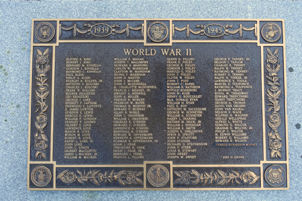 Ein Steinplakette an einem Gebäude mit der Inschrift "Weltkrieg II".