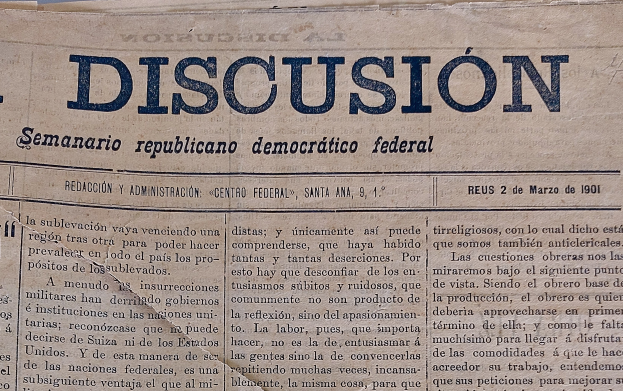 Eine gelbliche, leicht zerknitterte Zeitung mit der Schlagzeile "Semanario Repúblicano Democrático Federal" und dem Wort "Diskussion" in schwarzer Tinte geschrieben.