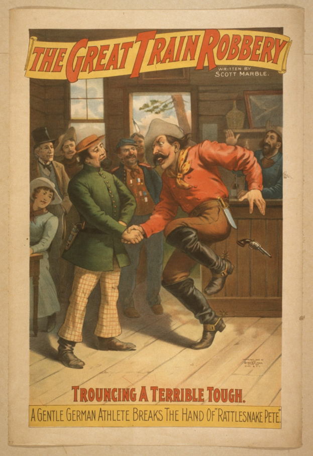 Ein Plakat, das eine Gruppe von Menschen zeigt, die drinnen stehen, wobei eine Person eine Waffe hält, ein Fenster und eine Wand im Hintergrund und der Text "Der große Zugraub - Trouching a Terrible Tough" oben und unten.