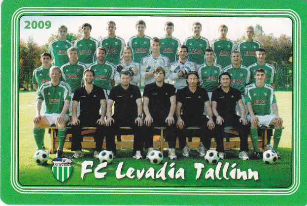Ein Plakat der FC Levadia Tallinn Mannschaft mit einer Gruppe von Menschen im Vordergrund, Fussbällen auf dem Boden, Bäumen und einem klaren blauen Himmel im Hintergrund und Text mit einem Logo unten.