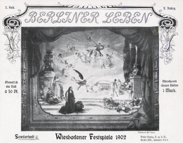 Schwarz-weißes Foto einer Bühne von den 1902er Wiesbadener Festspielen, das Darsteller in traditioneller deutscher Tracht und ein applaudierendes Publikum im Hintergrund zeigt.