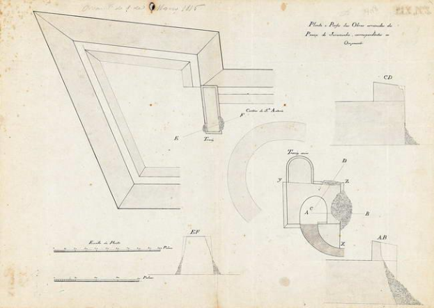 Eine Seite aus einem Buch mit einer detaillierten Zeichnung einer Ecke und einem Loch, das als Plan des Opernhauses von 1845 gilt, begleitet von Text, der die Architektur des Theaters beschreibt.
