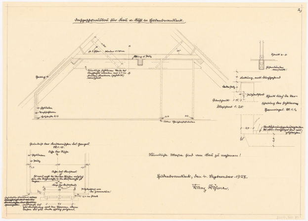 Schwarz-weißes Architekturzeichnung eines Hauses mit einem geneigten Dach, einschließlich detaillierter Grundrisse und Textanmerkungen auf Papier.