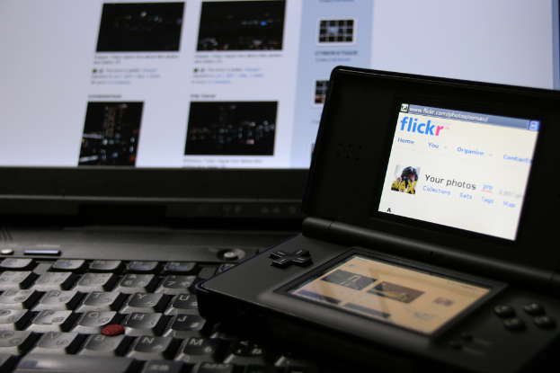 Ein Laptop mit einem Display und einer Tastatur, das wie eine PlayStation aussieht.