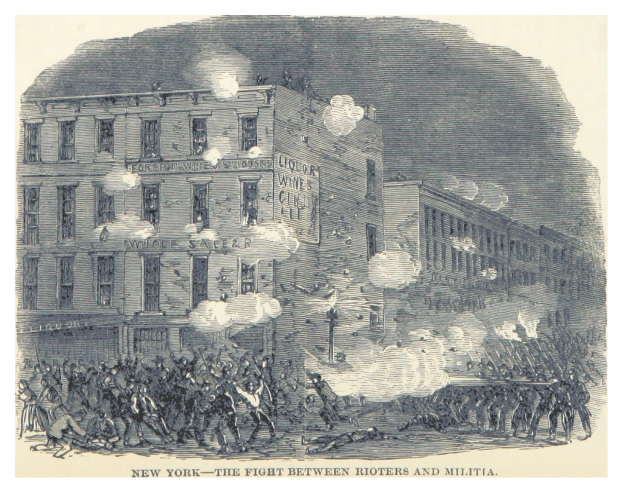 Ein Plakat, das eine gewalttätige Konfrontation zwischen Aufständischen und Miliz in New York City zeigt, mit Menschen auf dem Boden, die Waffen halten, Gebäuden im Hintergrund und Rauch, der von ihnen aufsteigt, begleitet von dem Text "New York - Der Kampf zwischen Aufständischen und Miliz."