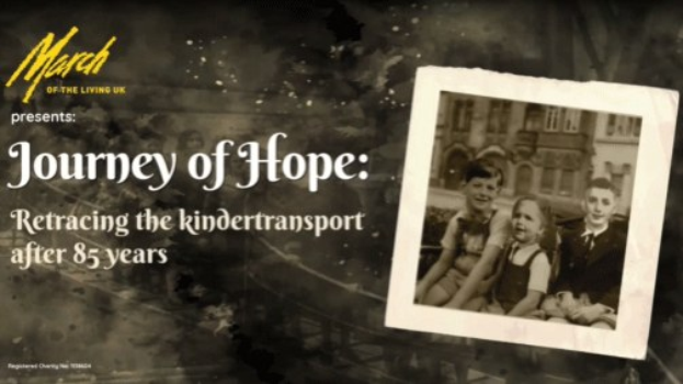 Ein Plakat mit dem Titel "Journey of Hope: Retracing the Kindertransport After 85 Years" zeigt auf der rechten Seite ein Gruppenfoto und links daneben Text vor einem hellblauen Himmel mit weißen Wolken.